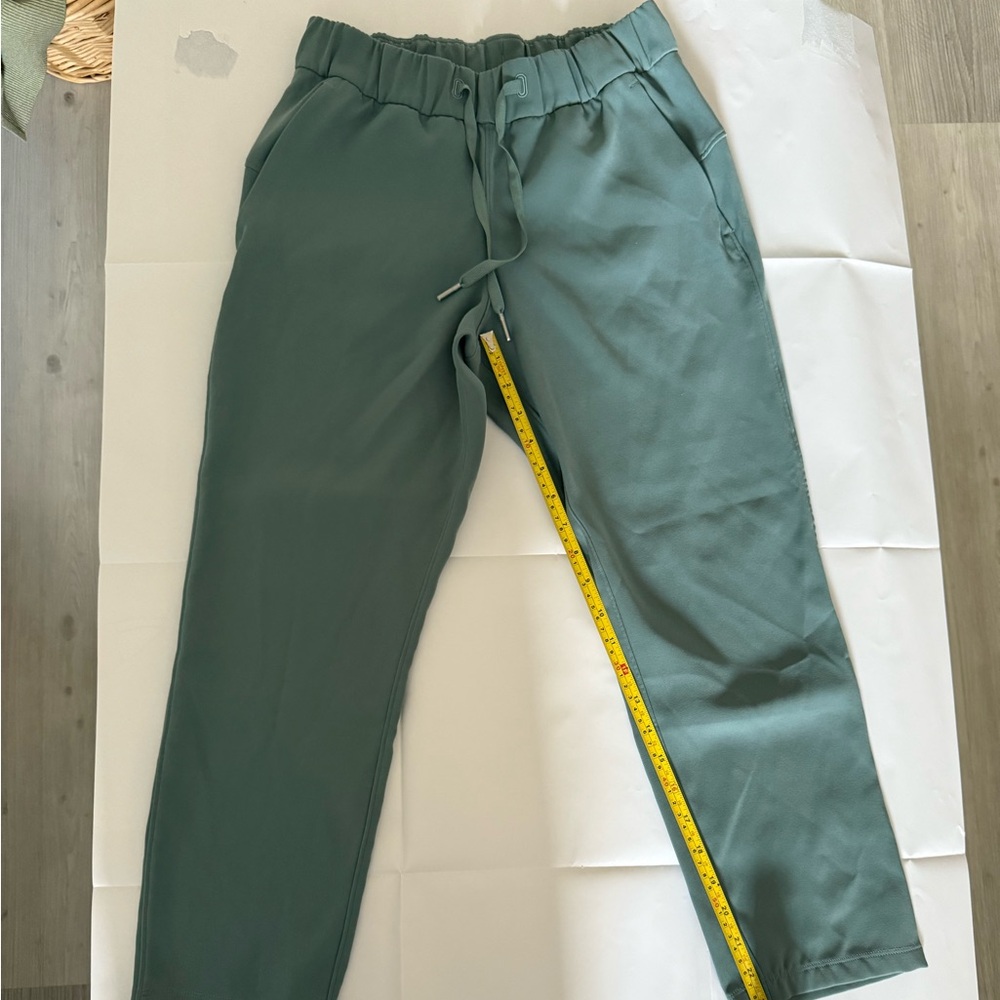 Lululemon women’s on the fly cropped pants. Size 4. Tidewater teal.